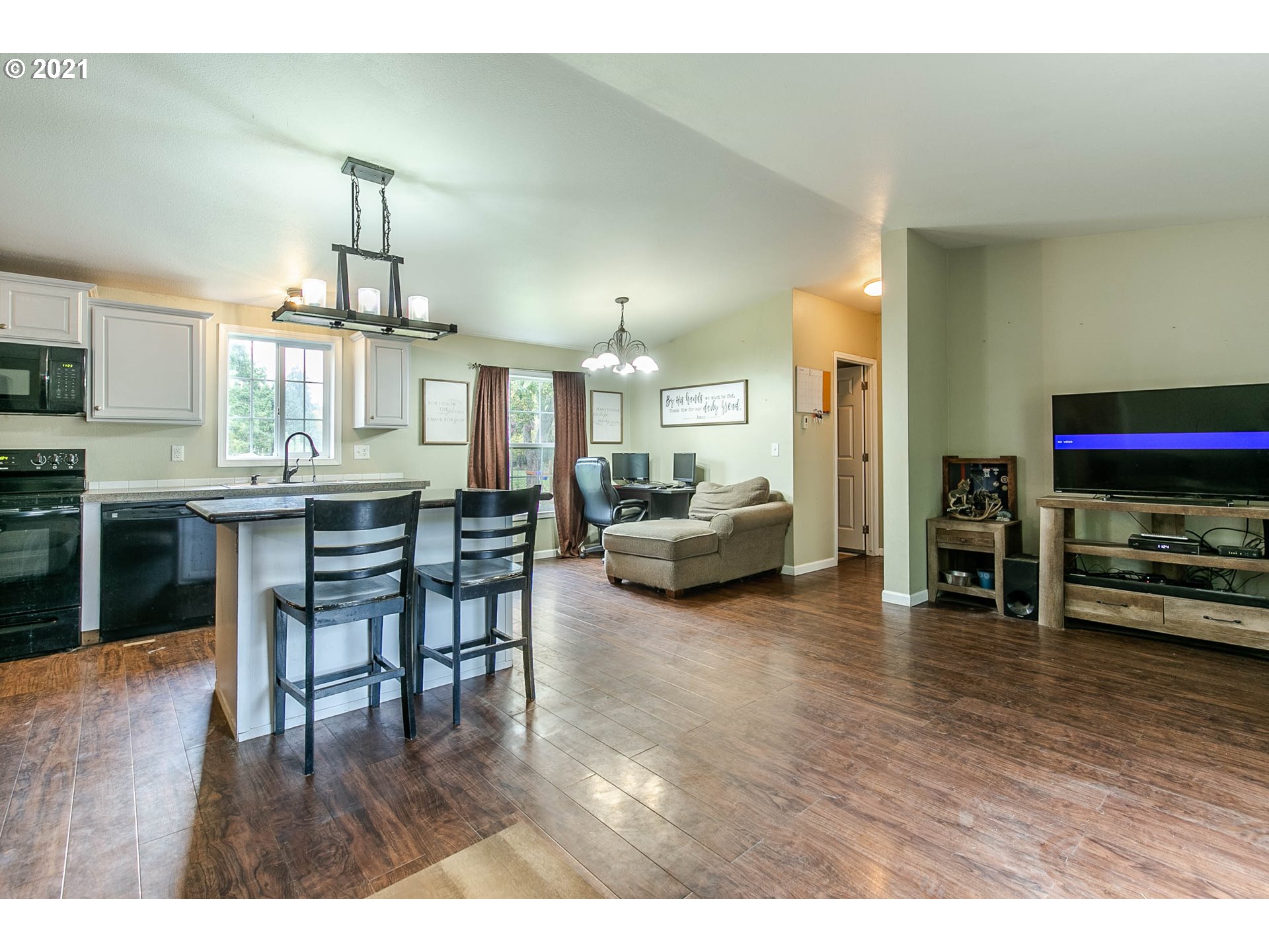 38075 Wheeler Road Dexter, OR 97431 - Photo 11 of 32 a living room with furniture and a wooden floor