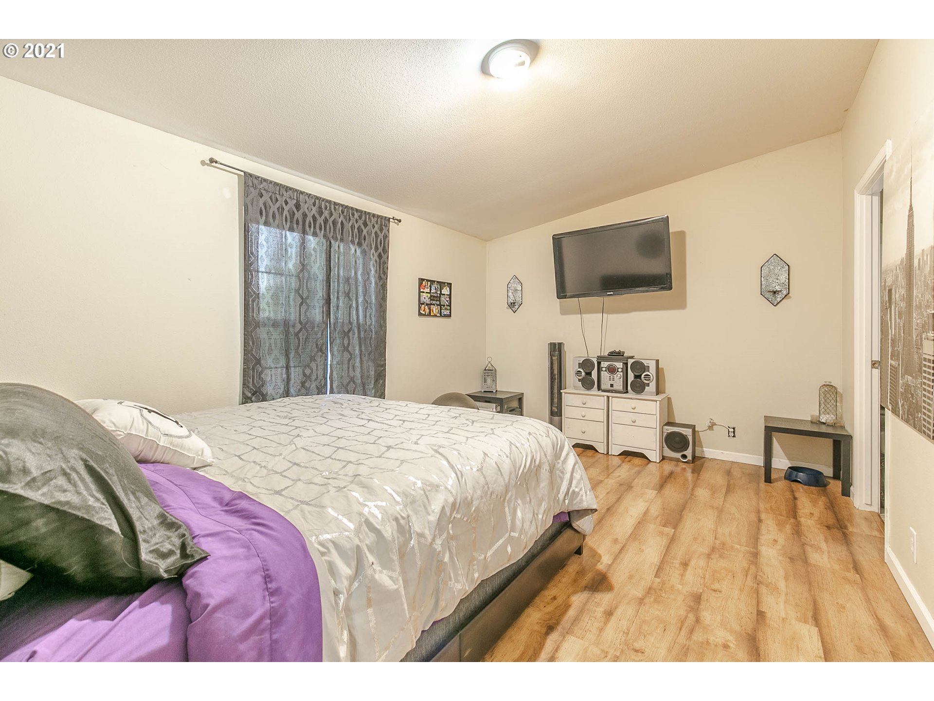 38075 Wheeler Road Dexter, OR 97431 - Photo 17 of 32 a bedroom with a bed and a flat screen tv
