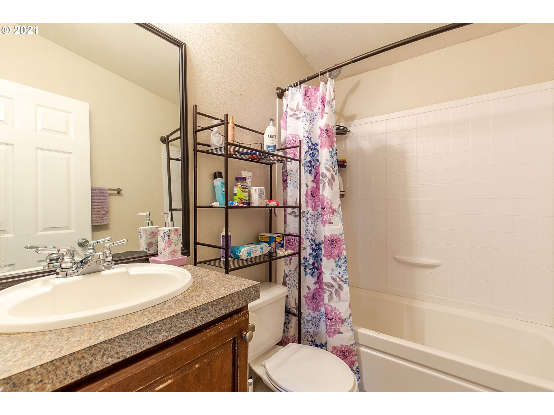 38075 Wheeler Road Dexter, OR 97431 - Photo 22 of 32 a bathroom with a granite countertop sink a mirror a bathtub and shower