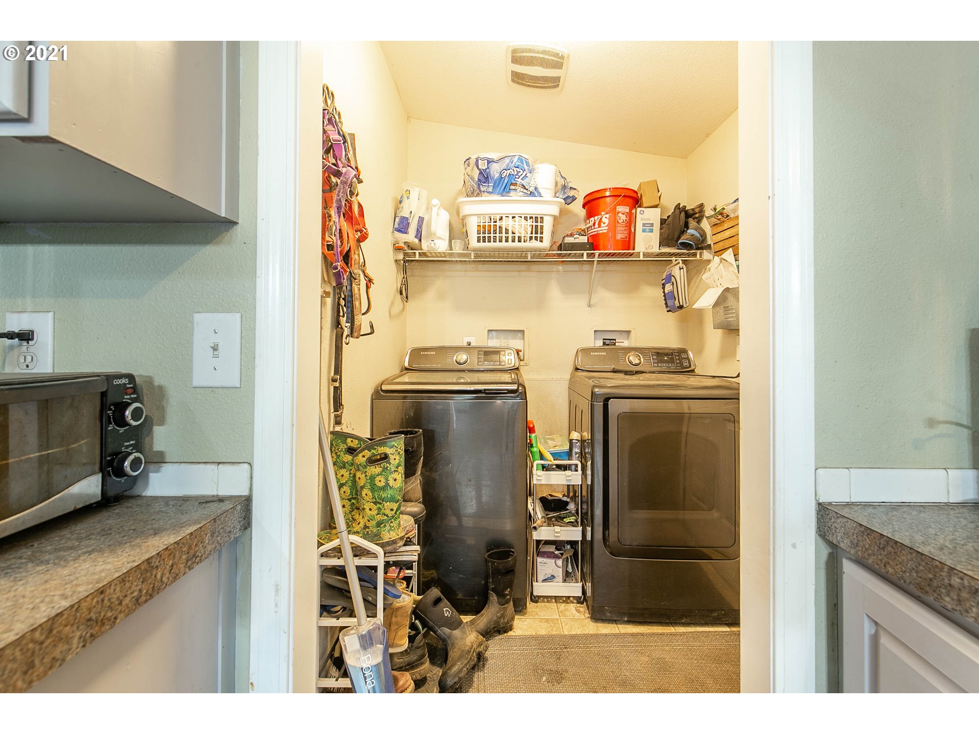 38075 Wheeler Road Dexter, OR 97431 - Photo 23 of 32 a kitchen with a stove and a refrigerator