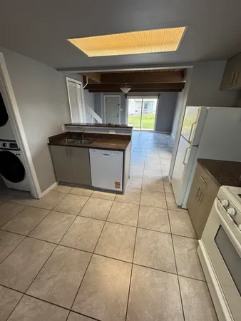 $1,800 | 420 Meadow Green Lane, Unit 420, Round Lake Beach, IL 60073