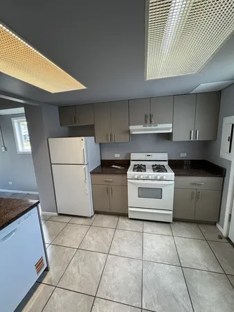 $1,800 | 420 Meadow Green Lane, Unit 420, Round Lake Beach, IL 60073