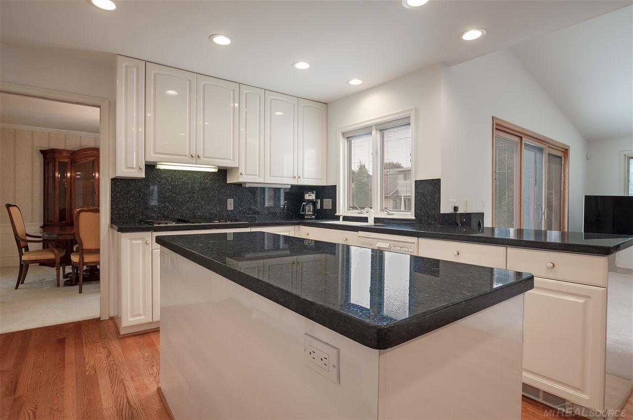 591 Canterbury Road Grosse Pointe, MI 48236 - Photo 12 of 55 31382294-11.JPG