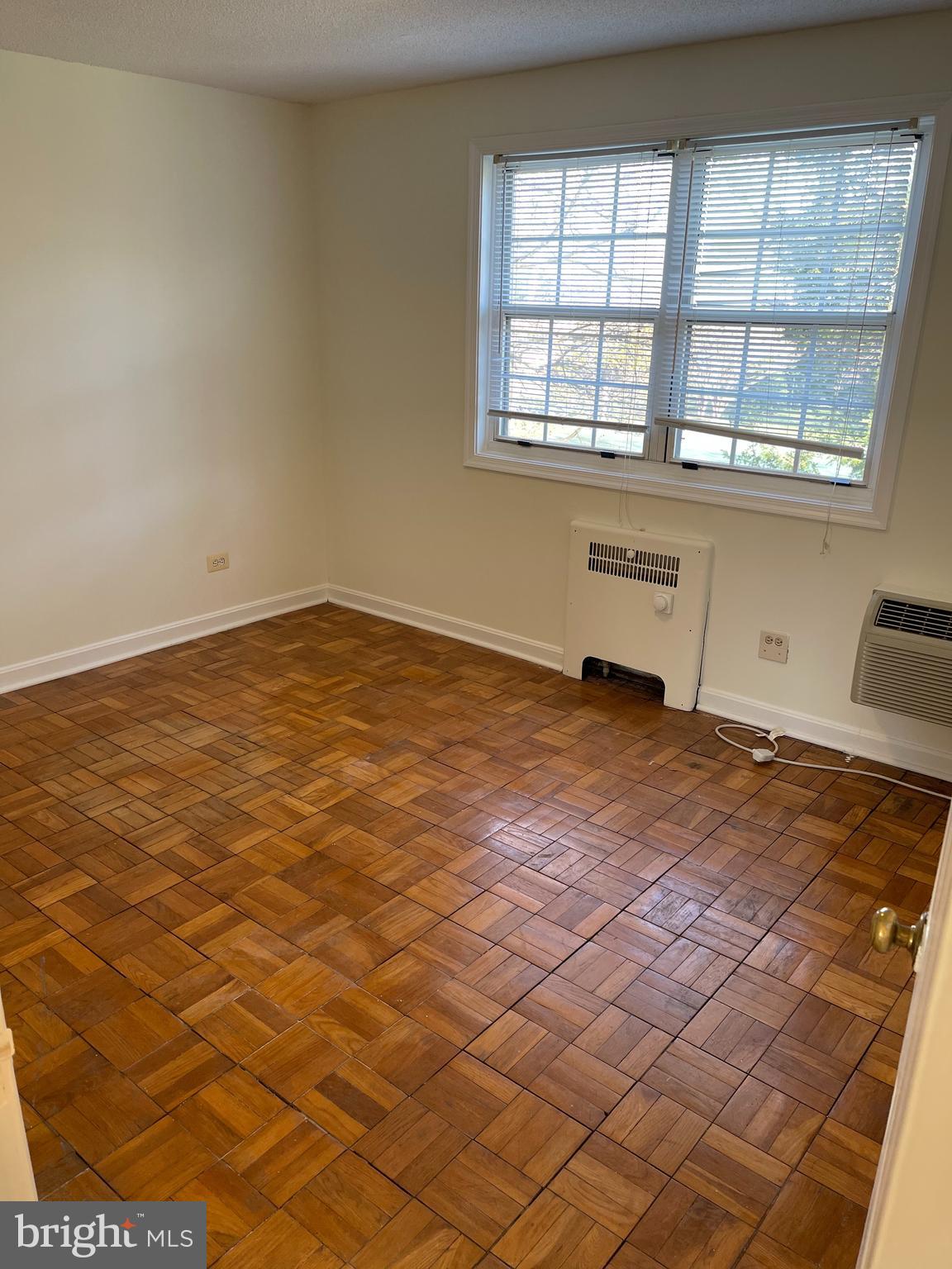4370 North Pershing Drive, Unit 2 Arlington, VA 22203 - Photo 3 of 17 an empty room with windows