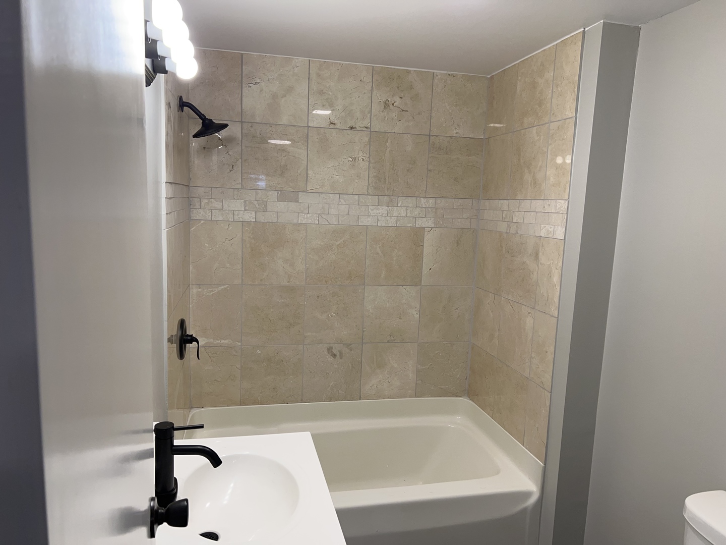 121 Wendell Place DeKalb, IL 60115 - Photo 29 of 35 a bathroom with a tub