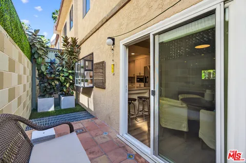 a view of entryway of the house