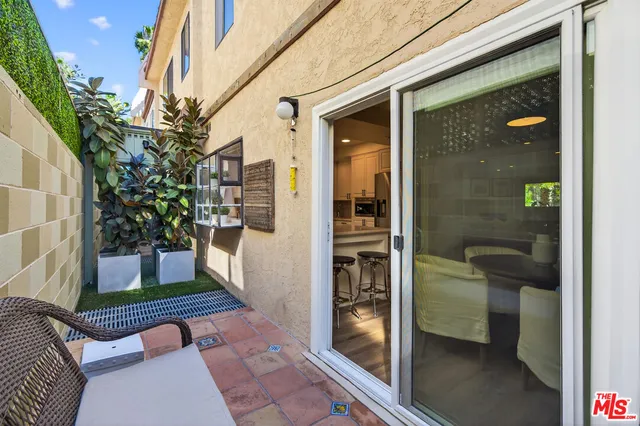 a view of entryway of the house