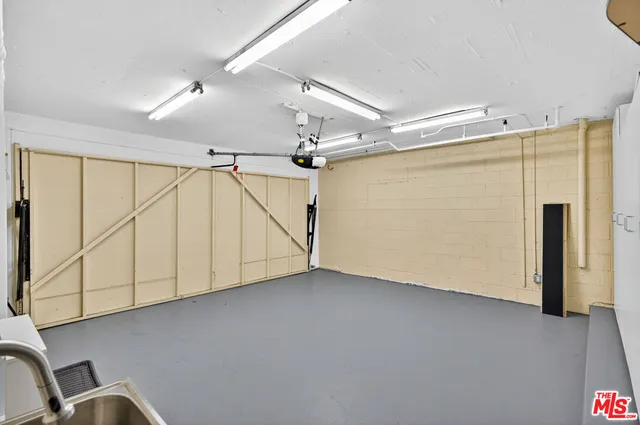 a view of a livingroom with furniture and a ceiling fan