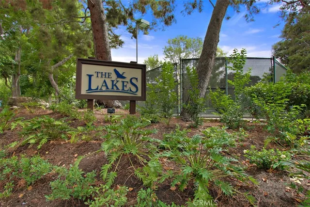 a view of a tennis net and a tennis court