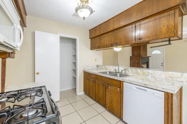 $1,500 | 4910 Redfish Reef Drive, Bacliff, TX 77518