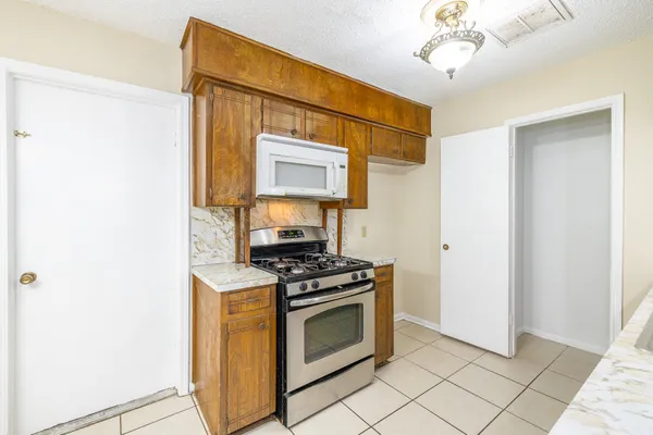 $1,500 | 4910 Redfish Reef Drive, Bacliff, TX 77518