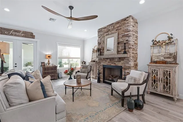 $759,500 | 622 West 11th Avenue, Mount Dora, FL 32757