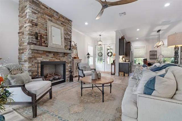 $759,500 | 622 West 11th Avenue, Mount Dora, FL 32757