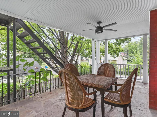 a view of a entrance gate of the house