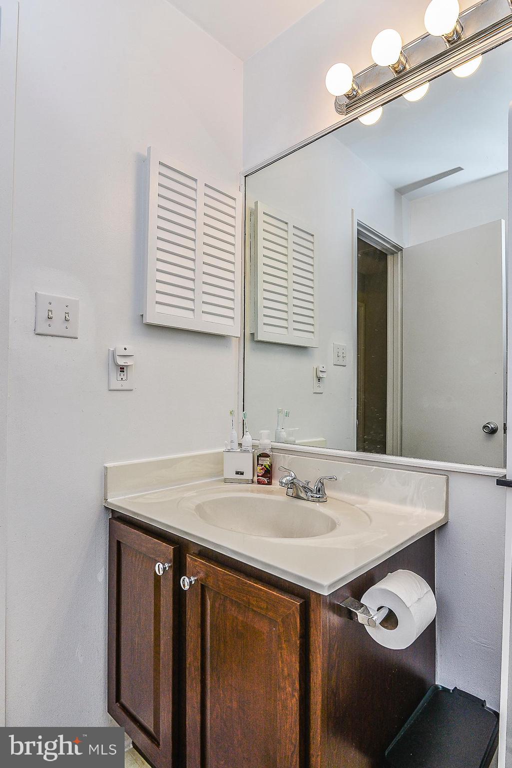 2343 Hunters Square Court Reston, VA 20191 - Photo 15 of 25 Full bathroom on upper level