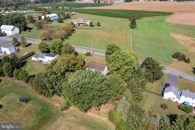 a view of a house with backyard and garden