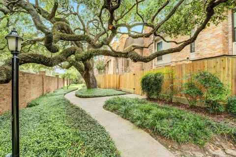 $235,000 | 1601 South Shepherd Drive, Unit 207, Houston, TX 77019