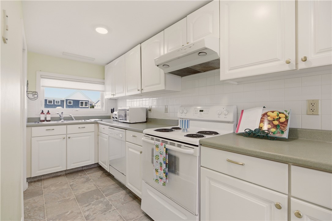 2 Stimpson Street Middletown, RI 02842 - Photo 11 of 28