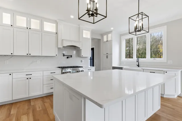 $2,099,000 | 63 Mammoth Road, Windham, NH 03087