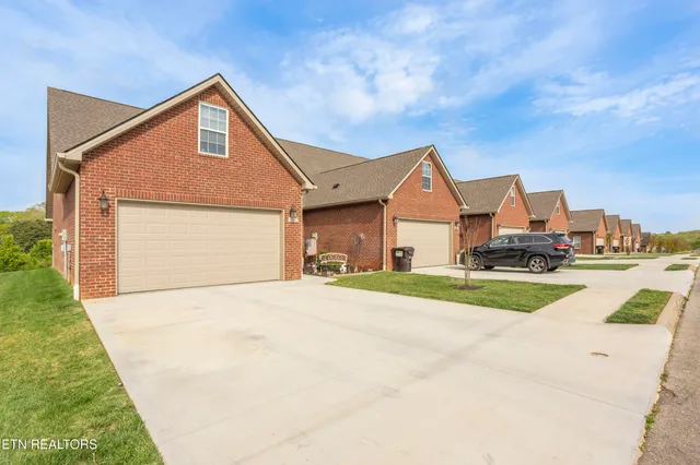 $564,900 | 986 Meadow Walk Lane, Lenoir City, TN 37772