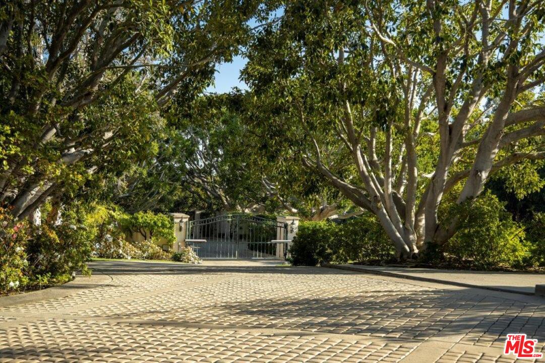 655 Funchal Road Los Angeles, CA 90077 - Photo 4 of 13