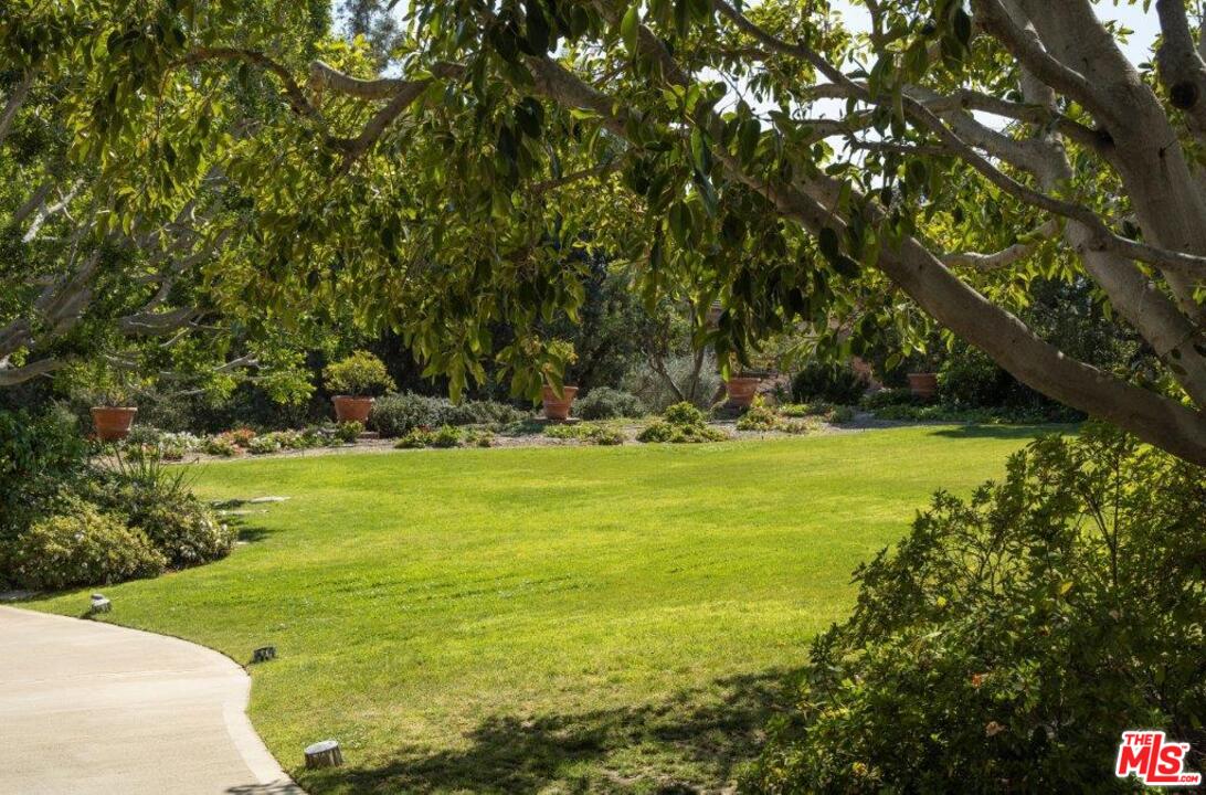 655 Funchal Road Los Angeles, CA 90077 - Photo 10 of 13