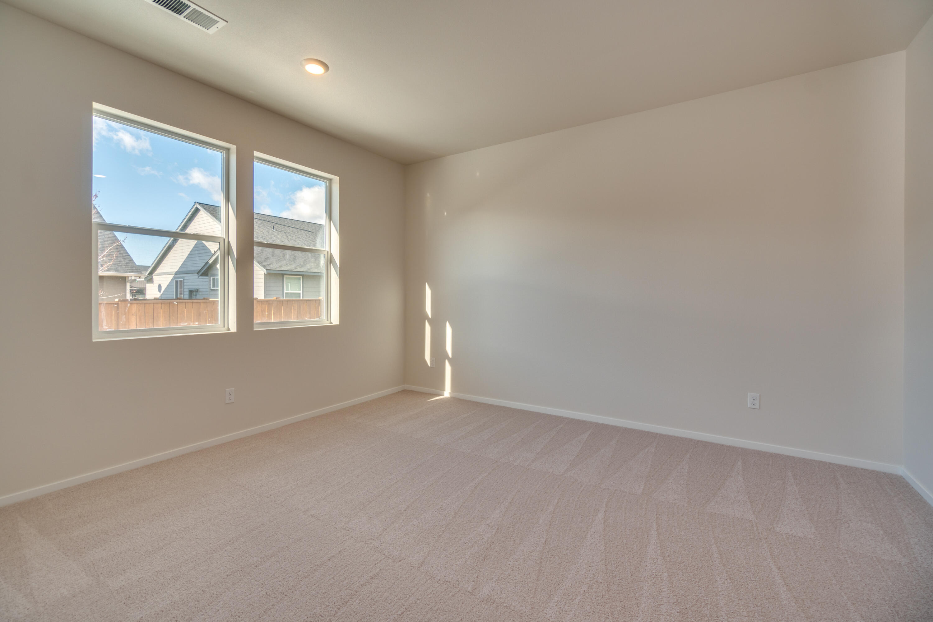 2740 Roberts Road, Unit 11 Medford, OR 97504 - Photo 7 of 17 Primary