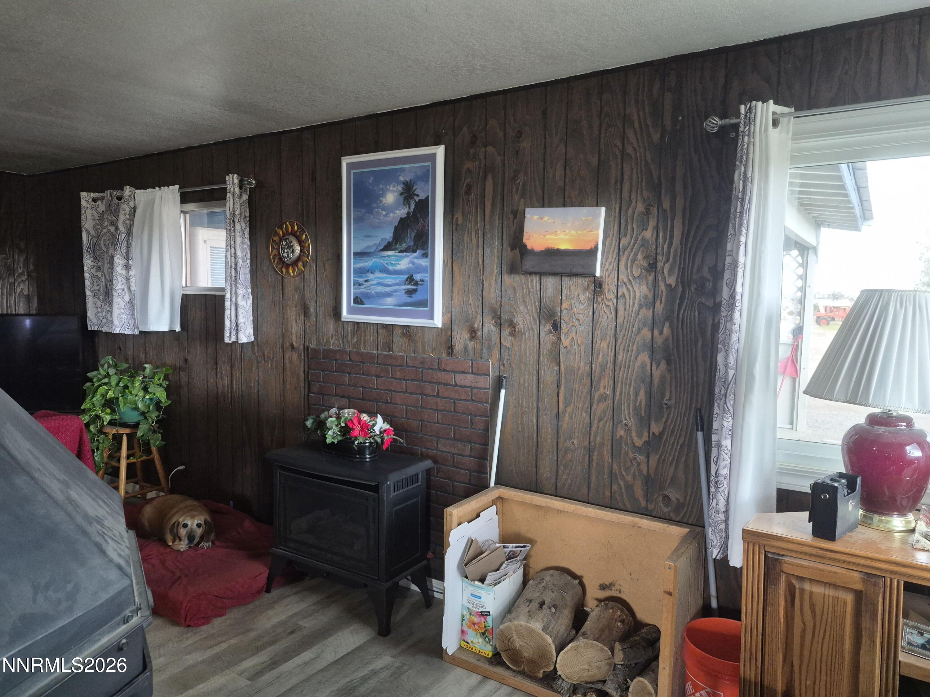 3280 Lone Tree Road Fallon, NV 89406 - Photo 32 of 59 a living room with furniture and flowers