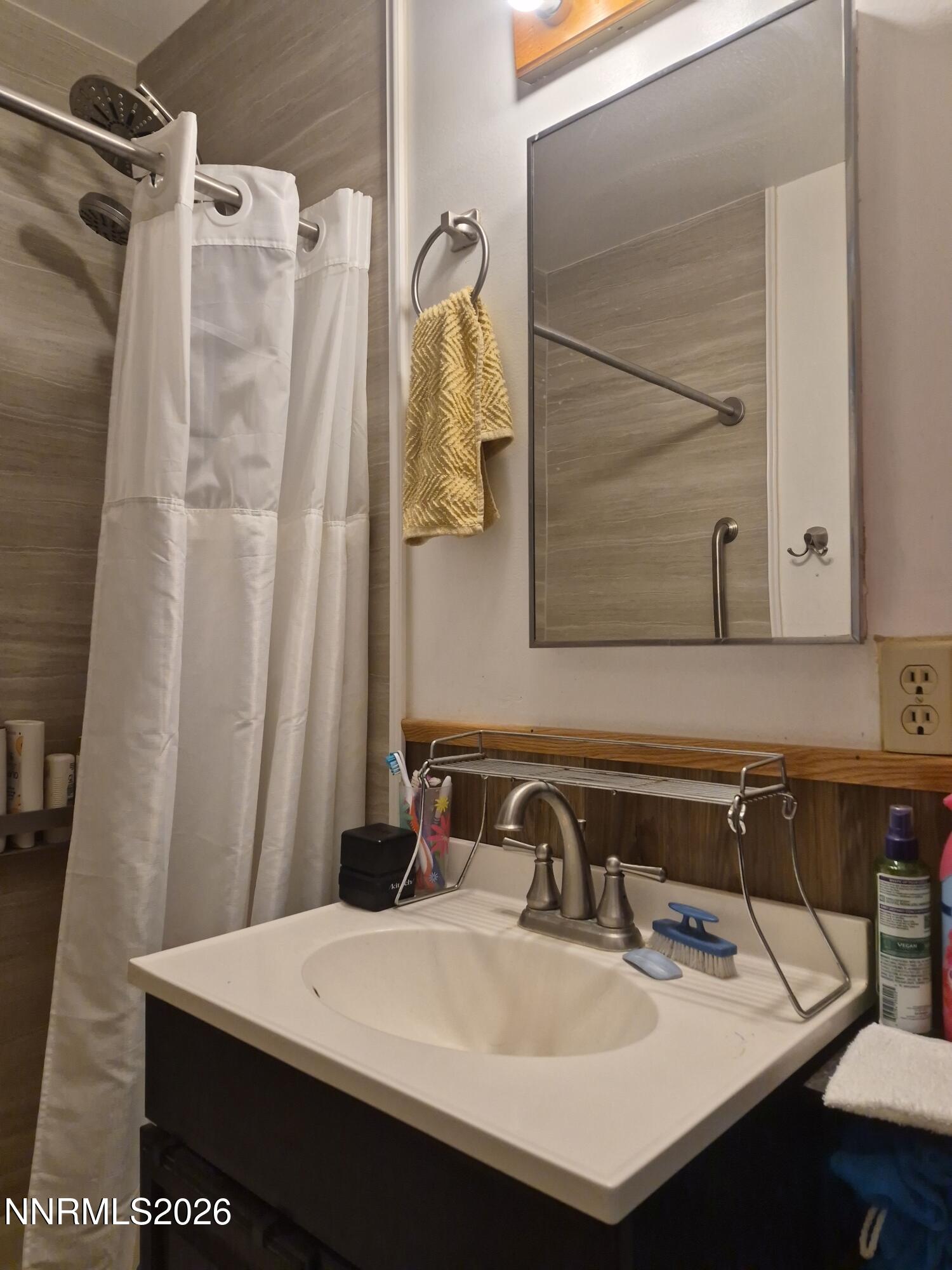 3280 Lone Tree Road Fallon, NV 89406 - Photo 46 of 59 a bathroom with a sink vanity and a mirror