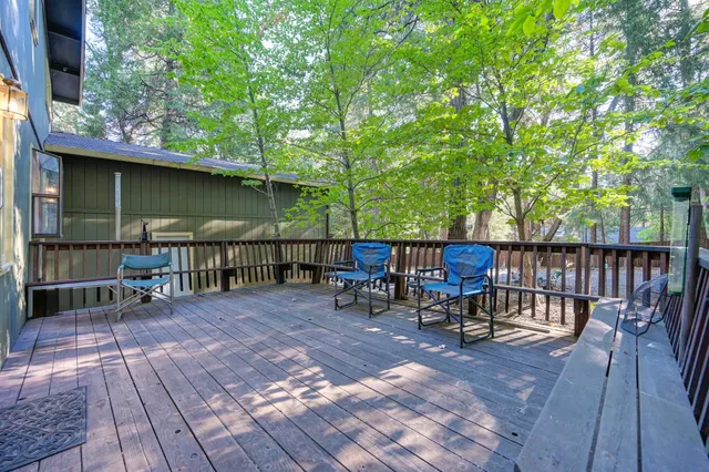 a view of entryway with a front door