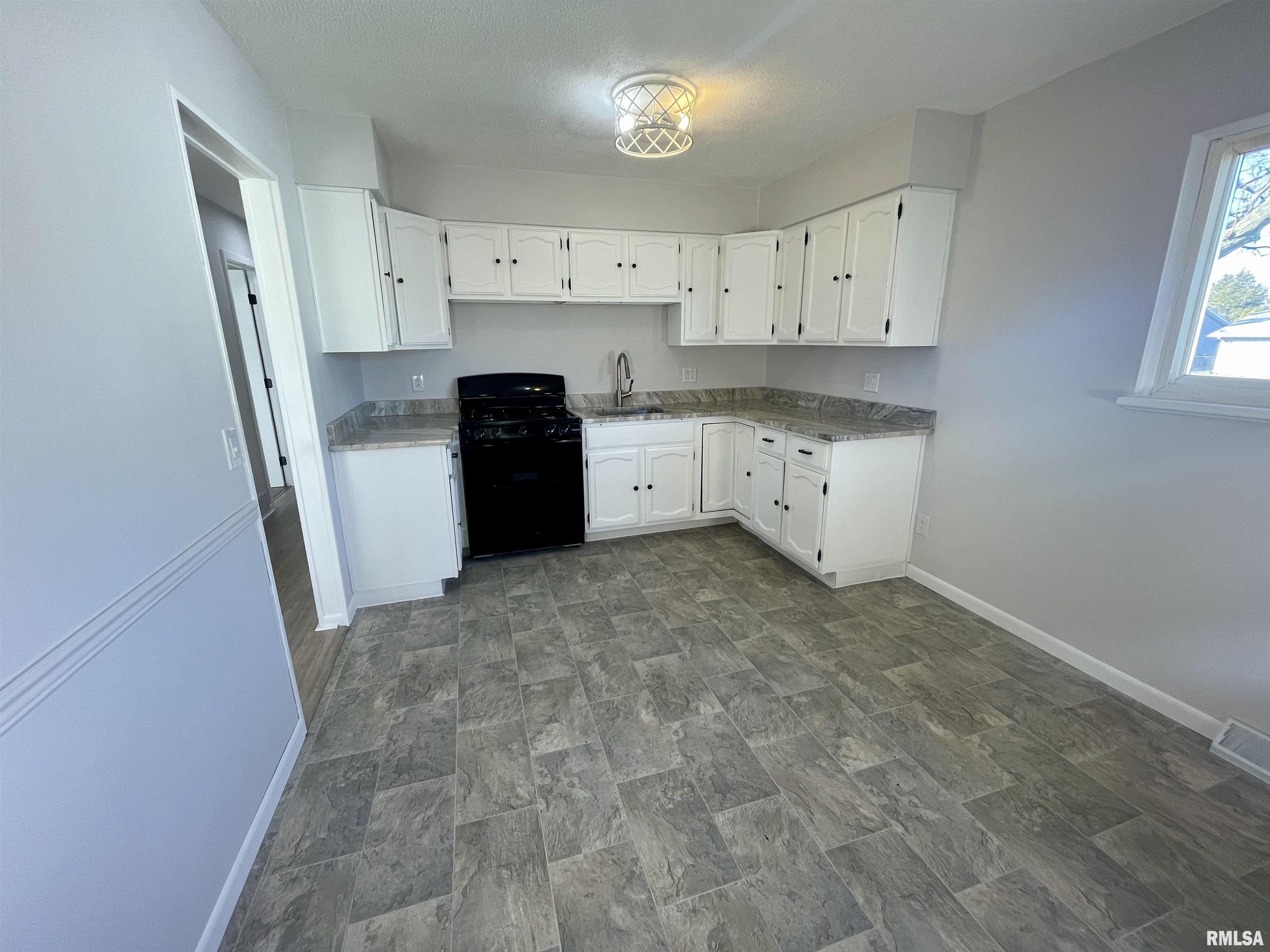2461 East Griffiths Avenue Springfield, IL 62702 - Photo 3 of 16 Gallery Image 3