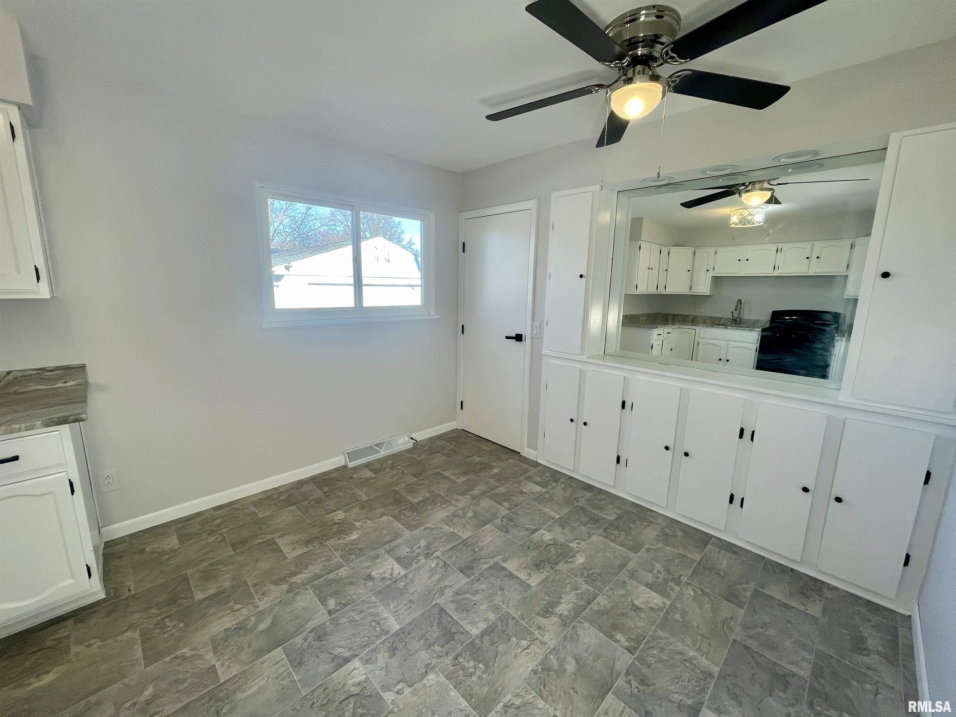 2461 East Griffiths Avenue Springfield, IL 62702 - Photo 4 of 16 Gallery Image 4