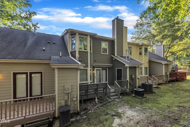 a view of a house with backyard