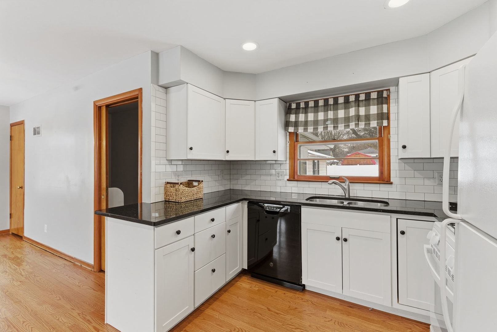 311 Crescent Drive Sycamore, IL 60178 - Photo 2 of 22