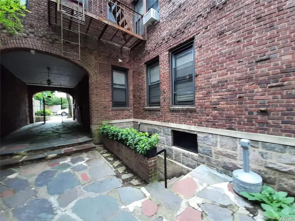 $2,400 | 1 Hillside Avenue, Unit 1A, Great Neck, NY 11021