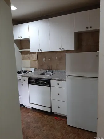 $2,400 | 1 Hillside Avenue, Unit 1A, Great Neck, NY 11021