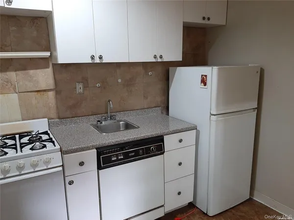 $2,400 | 1 Hillside Avenue, Unit 1A, Great Neck, NY 11021