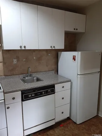 $2,400 | 1 Hillside Avenue, Unit 1A, Great Neck, NY 11021