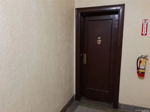 $2,400 | 1 Hillside Avenue, Unit 1A, Great Neck, NY 11021