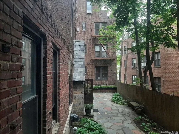 $2,400 | 1 Hillside Avenue, Unit 1A, Great Neck, NY 11021