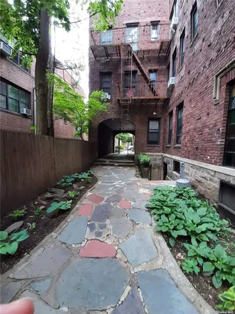 $2,400 | 1 Hillside Avenue, Unit 1A, Great Neck, NY 11021