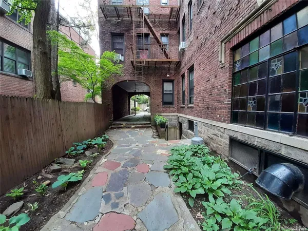 $2,400 | 1 Hillside Avenue, Unit 1A, Great Neck, NY 11021
