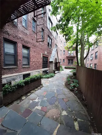 $2,400 | 1 Hillside Avenue, Unit 1A, Great Neck, NY 11021