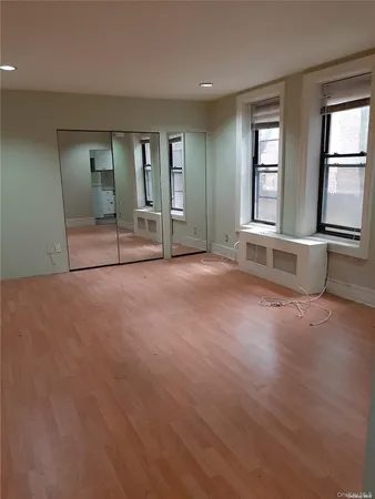 $2,400 | 1 Hillside Avenue, Unit 1A, Great Neck, NY 11021