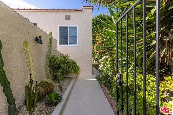 $2,035,888 | 2922 Highland Avenue, Santa Monica, CA 90405