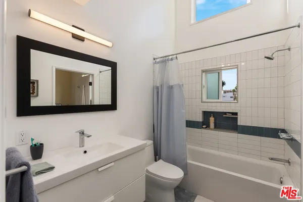 $2,035,888 | 2922 Highland Avenue, Santa Monica, CA 90405