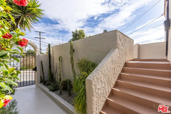 $2,035,888 | 2922 Highland Avenue, Santa Monica, CA 90405