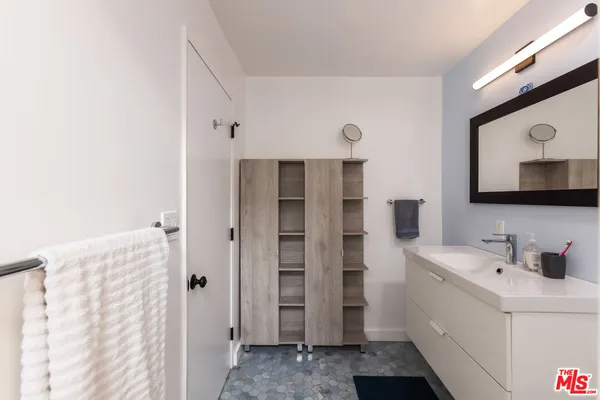 $2,035,888 | 2922 Highland Avenue, Santa Monica, CA 90405
