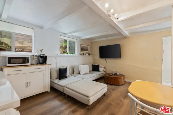 $2,035,888 | 2922 Highland Avenue, Santa Monica, CA 90405