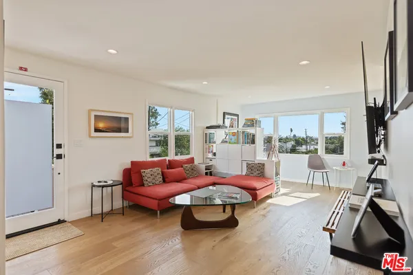 $2,035,888 | 2922 Highland Avenue, Santa Monica, CA 90405